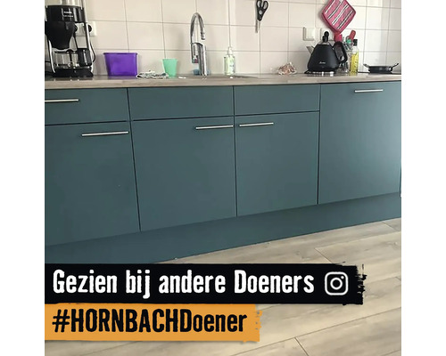 Keukenonderkasten met spoelbak en kraan voor een wit betegelde wand