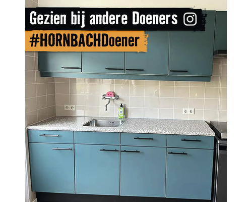 Keuken met spoelbak, werkblad en bovenkasten in een lichte ruimte