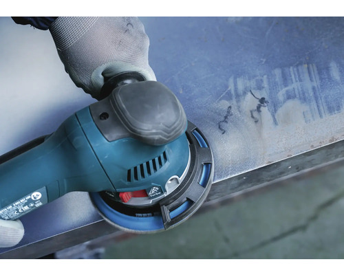 Rotatie schuurmachine in gebruik op metalen oppervlak