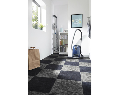 Lichte ruimte met schaakbordpatroonvloer, stofzuiger en ladder