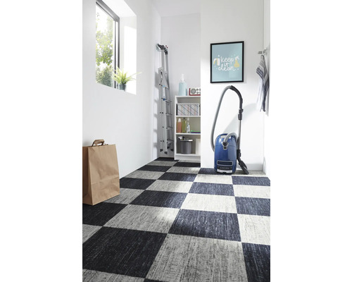 Kamer met schaakbordpatroon tapijttegels, ladder, stofzuiger en rek