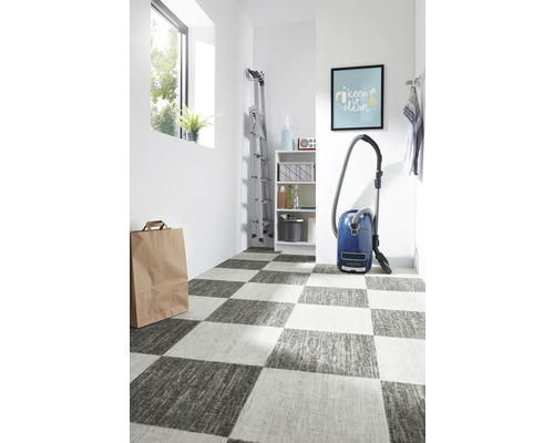 Scène van een kamer met een schaakbordvloer, ladder, stofzuiger en rekken