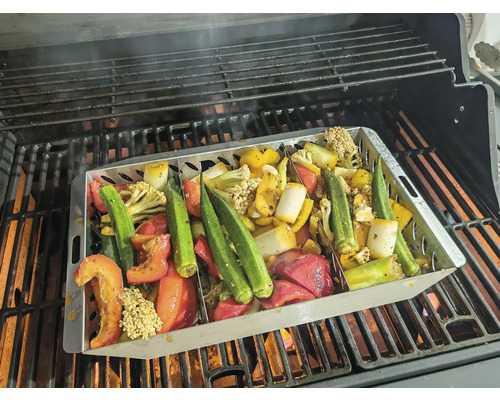 Groenten in grillmand op grillrooster