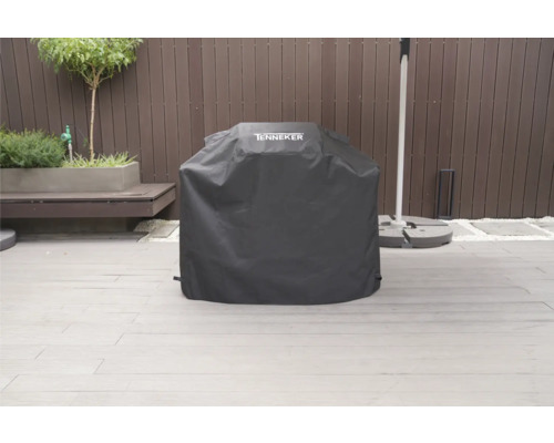 Tenneker barbecuehoes ter bescherming van een barbecue buiten.