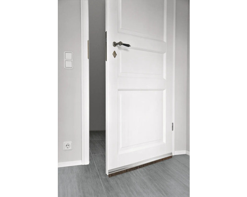 Geopende witte binnendeur met beslag en borstelafdichting