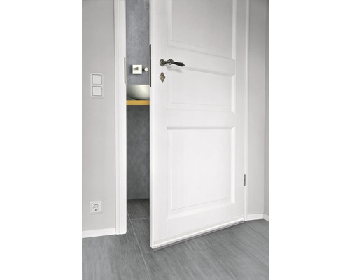 Gedeeltelijk geopende witte binnendeur met beslag