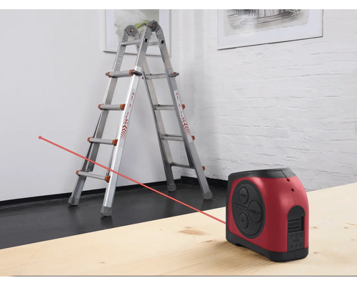 Aluminium multifunctionele ladder en lijnlaser op een houten oppervlak