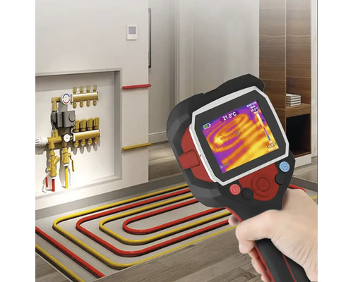 Hand met warmtebeeldcamera voor temperatuurmeting van een vloerverwarming