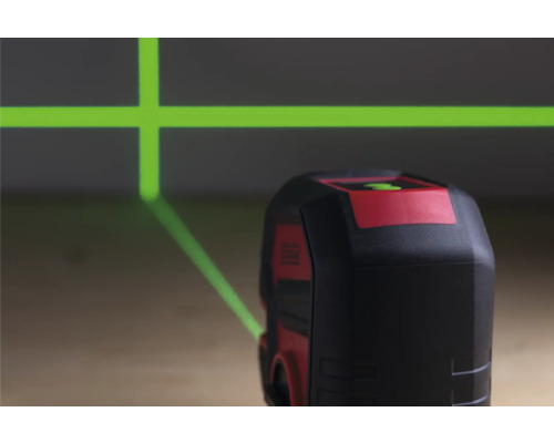 Kruislijnlaser projecteert groene laserlijnen op de muur.