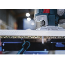 Bosch decoupeerzaag snijdt werkstuk