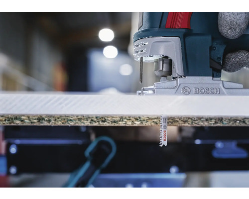 Bosch decoupeerzaag snijdt werkstuk