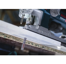 Close-up van een decoupeerzaag die een werkstuk snijdt met een Bosch zaagblad