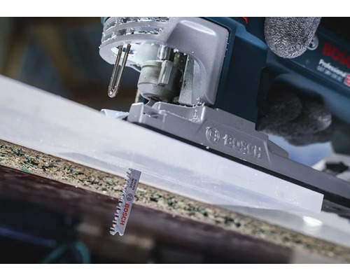 Close-up van een decoupeerzaag die een werkstuk snijdt met een Bosch zaagblad