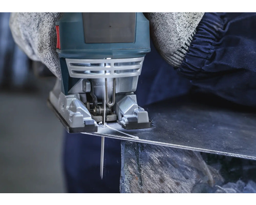 Een decoupeerzaag snijdt metaal