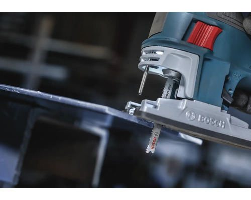 Close-up van een decoupeerzaag die metaal snijdt met een Bosch zaagblad