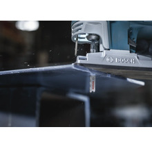 Bosch decoupeerzaag die een werkstuk snijdt, close-up.