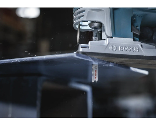 Bosch decoupeerzaag die een werkstuk snijdt, close-up.