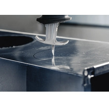 Decoupeerzaag snijdt een gat in een werkblad