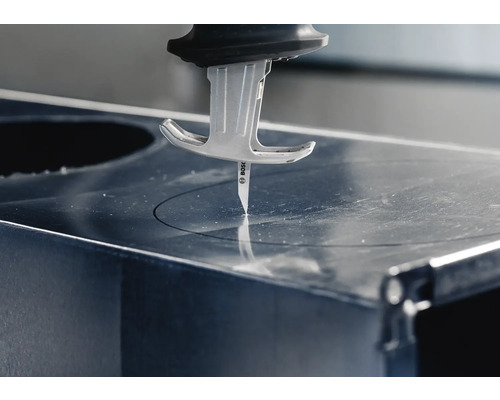 Decoupeerzaag snijdt een gat in een werkblad