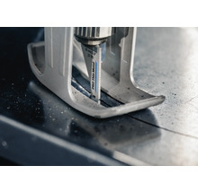 Close-up van een decoupeerzaag die metaal snijdt