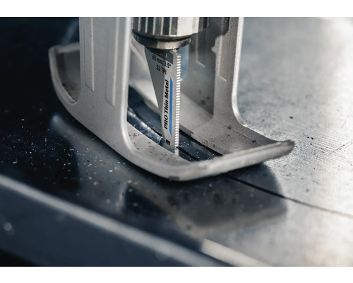 Close-up van een decoupeerzaag die metaal snijdt