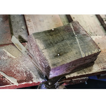 Een stuk hout met een decoupeerzaag en een Bosch zaag