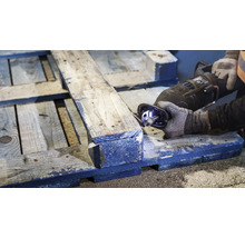 Houten pallet wordt bewerkt met een reciprozaag