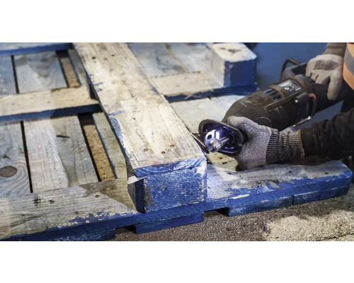 Houten pallet wordt bewerkt met een reciprozaag