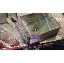 Houtstuk met metalen zaag en Bosch Logo.