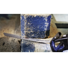 Een Bosch decoupeerzaagblad voor het repareren van pallets bij het zagen van een houtblok