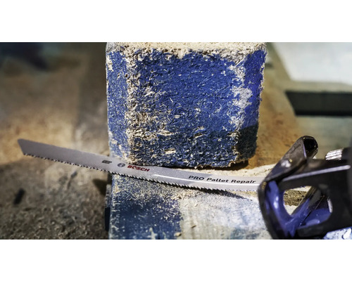 Een Bosch decoupeerzaagblad voor het repareren van pallets bij het zagen van een houtblok