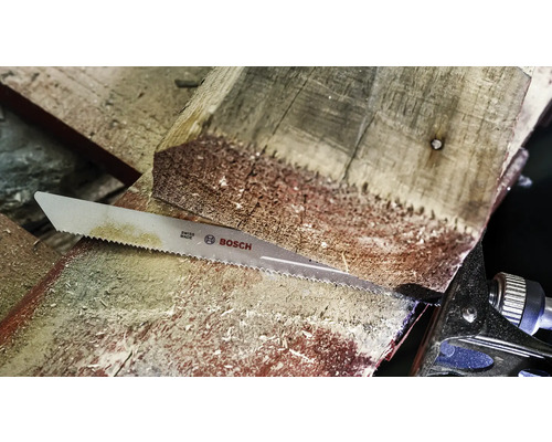 Bosch reciprozaagblad tijdens het zagen van hout
