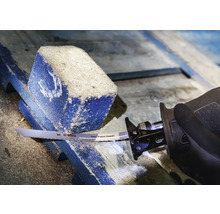 Reciprozaag die een houten blok doorsnijdt met een Bosch zaagblad voor palettenreparatie.