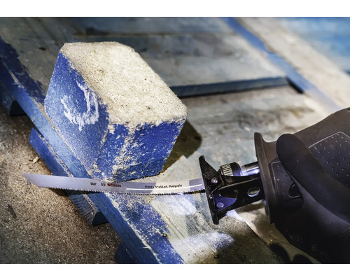 Reciprozaag die een houten blok doorsnijdt met een Bosch zaagblad voor palettenreparatie.