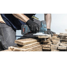 Een persoon gebruikt een decoupeerzaag om hout te zagen