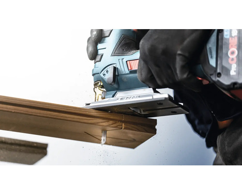 Accu decoupeerzaag bij het zagen van hout