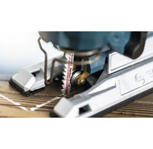 Close-up van een decoupeerzaag die hout snijdt