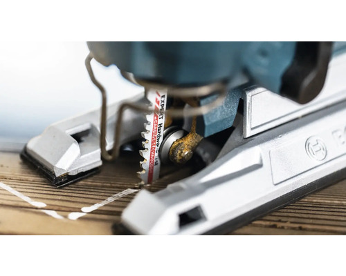 Close-up van een decoupeerzaag die hout snijdt