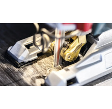 Close-up van een decoupeerzaag die hout zaagt