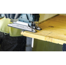 Een decoupeerzaag van het merk Bosch zaagt een houten plank.