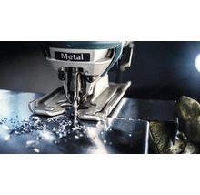 Decoupeerzaag bij het snijden van metaal met metaalschilfers