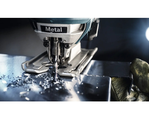 Decoupeerzaag bij het snijden van metaal met metaalschilfers