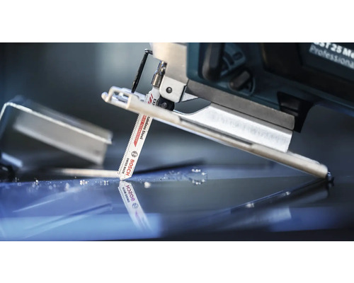 Detailopname van een decoupeerzaag die materiaal snijdt