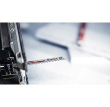 Bosch decoupeerzaagblad voor gips in gebruik