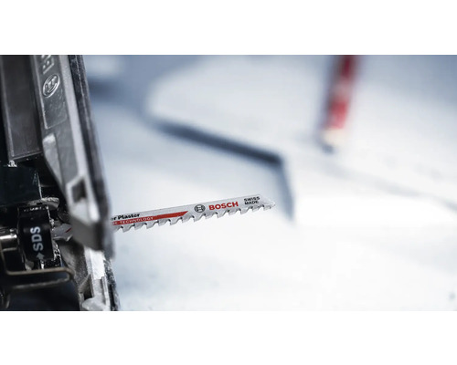 Bosch decoupeerzaagblad voor gips in gebruik