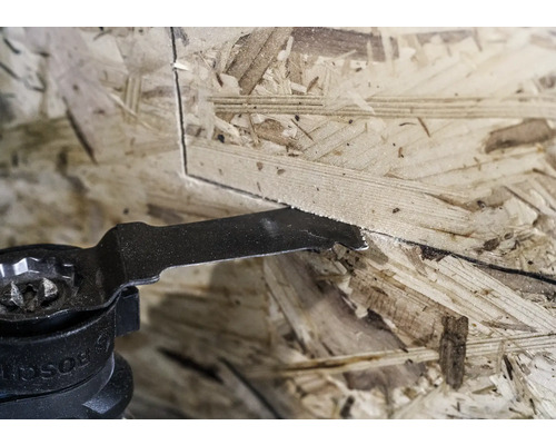 Oscillatiegereedschap zaagt houten plaat