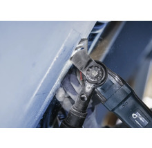 Multifunctioneel gereedschap dat een werkstuk snijdt.