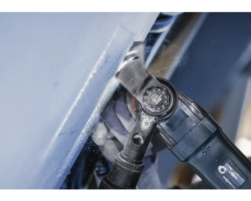 Multifunctioneel gereedschap dat een werkstuk snijdt.