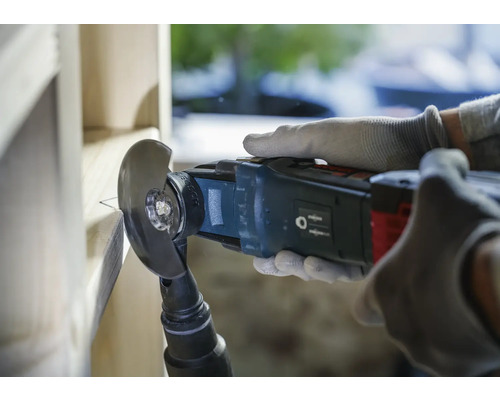 Multifunctioneel gereedschap in gebruik voor het zagen van hout