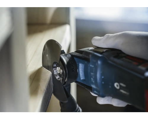 Multifunctioneel gereedschap in gebruik op een werkstuk